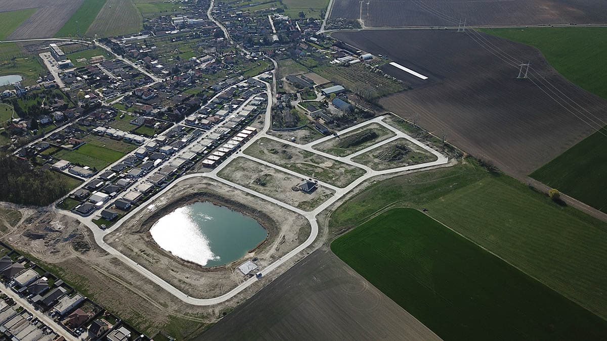 Borša Sever z vtáčej perspektívy: jazero a hotové cesty